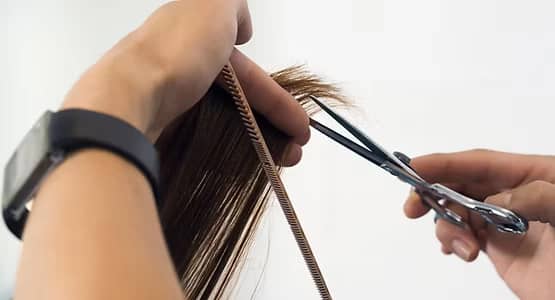 Coiffure mixte avec coupe aux ciseaux pour homme ou femme