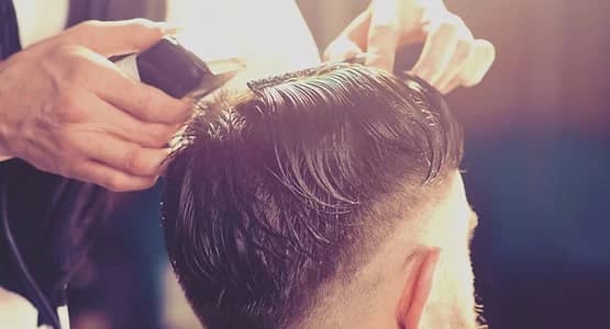 Coupe de cheveux et taille de barbe pour homme avec tondeuse